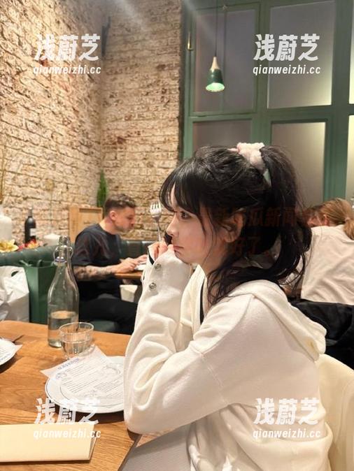 下载黑料网，最新吃瓜新闻都在这儿，直接喂你吃就好了。
